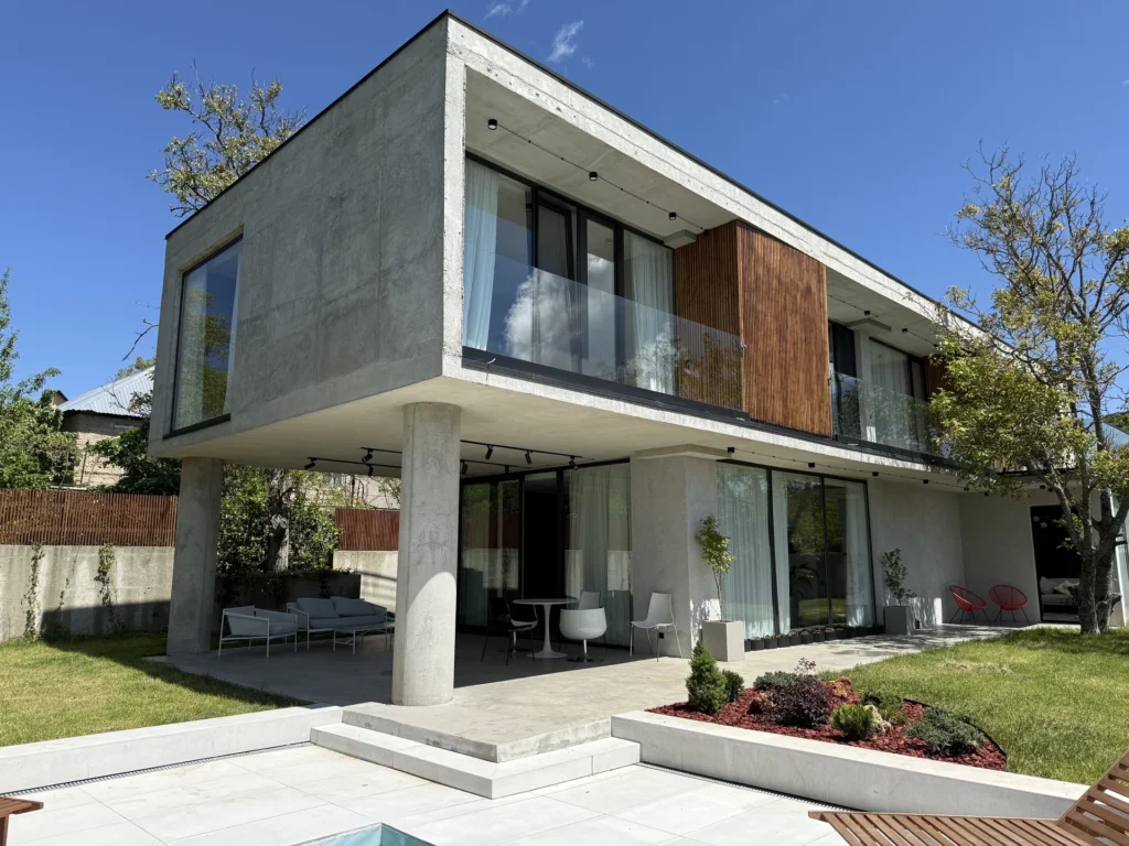 Houses / Apartments 11