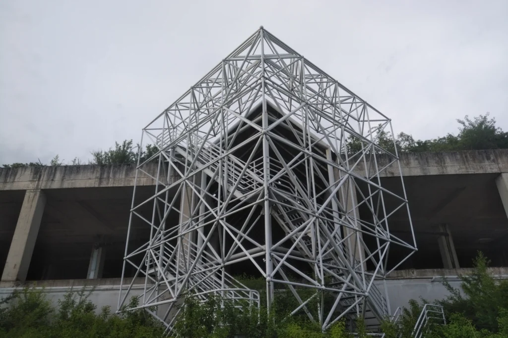 Brutalist 32