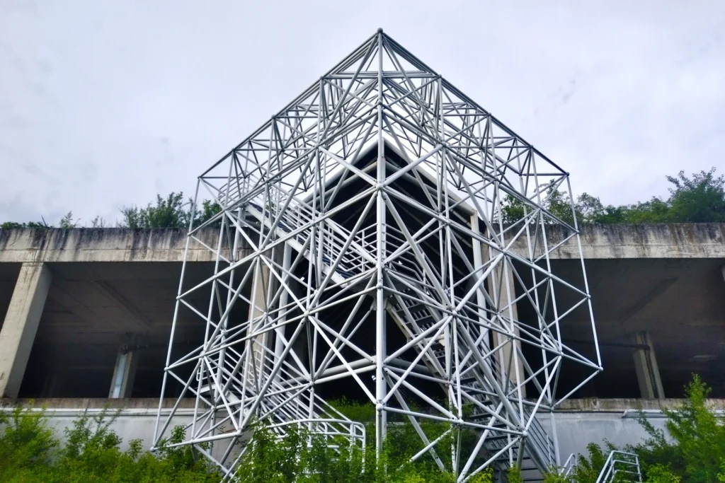 Brutalist 33