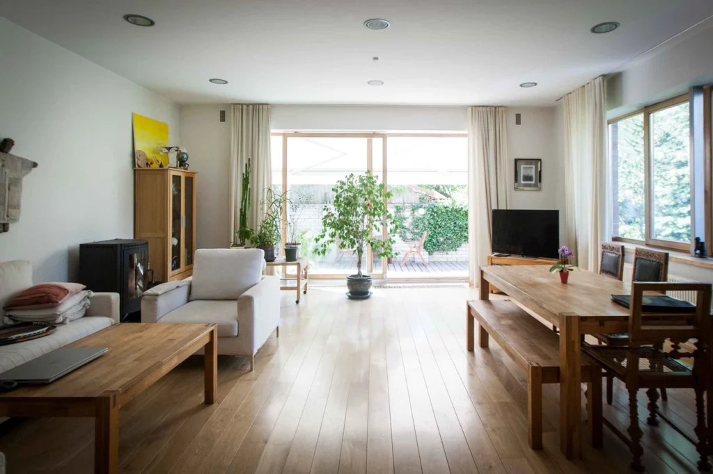 Houses / Apartments 24