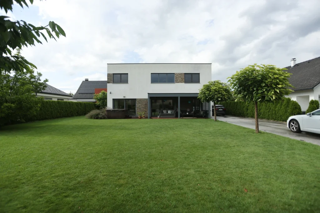Houses / Apartments 10