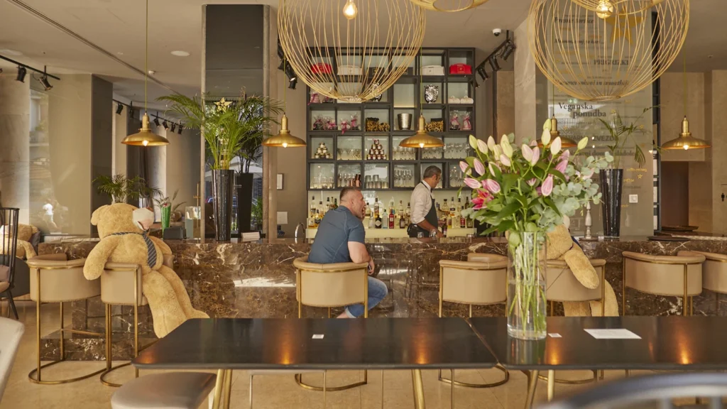 Restaurants 33
